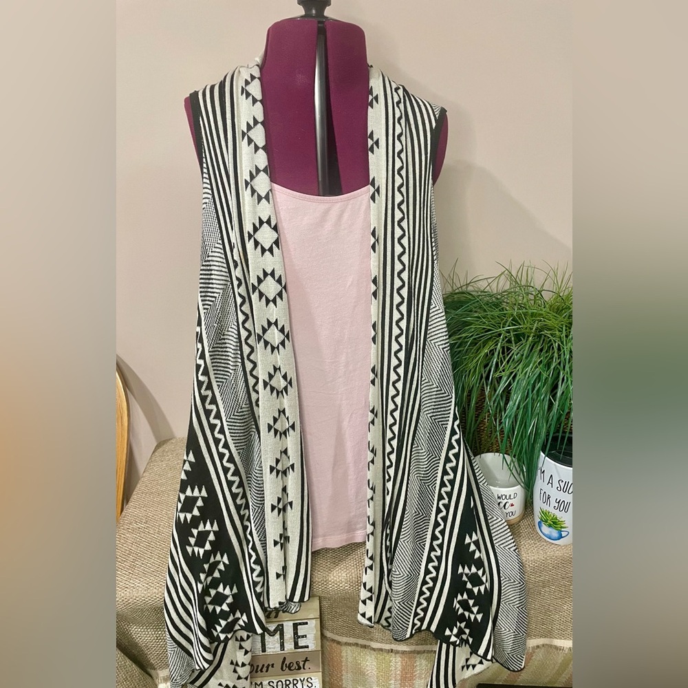 Roommates Black and Cream Geometric Patterned Vest size Medium